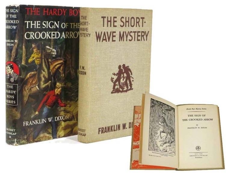 Item #3191.3 The SIGN Of The CROOKED ARROW. The Hardy Boys Mystery Series #28. Franklin W. Dixon.